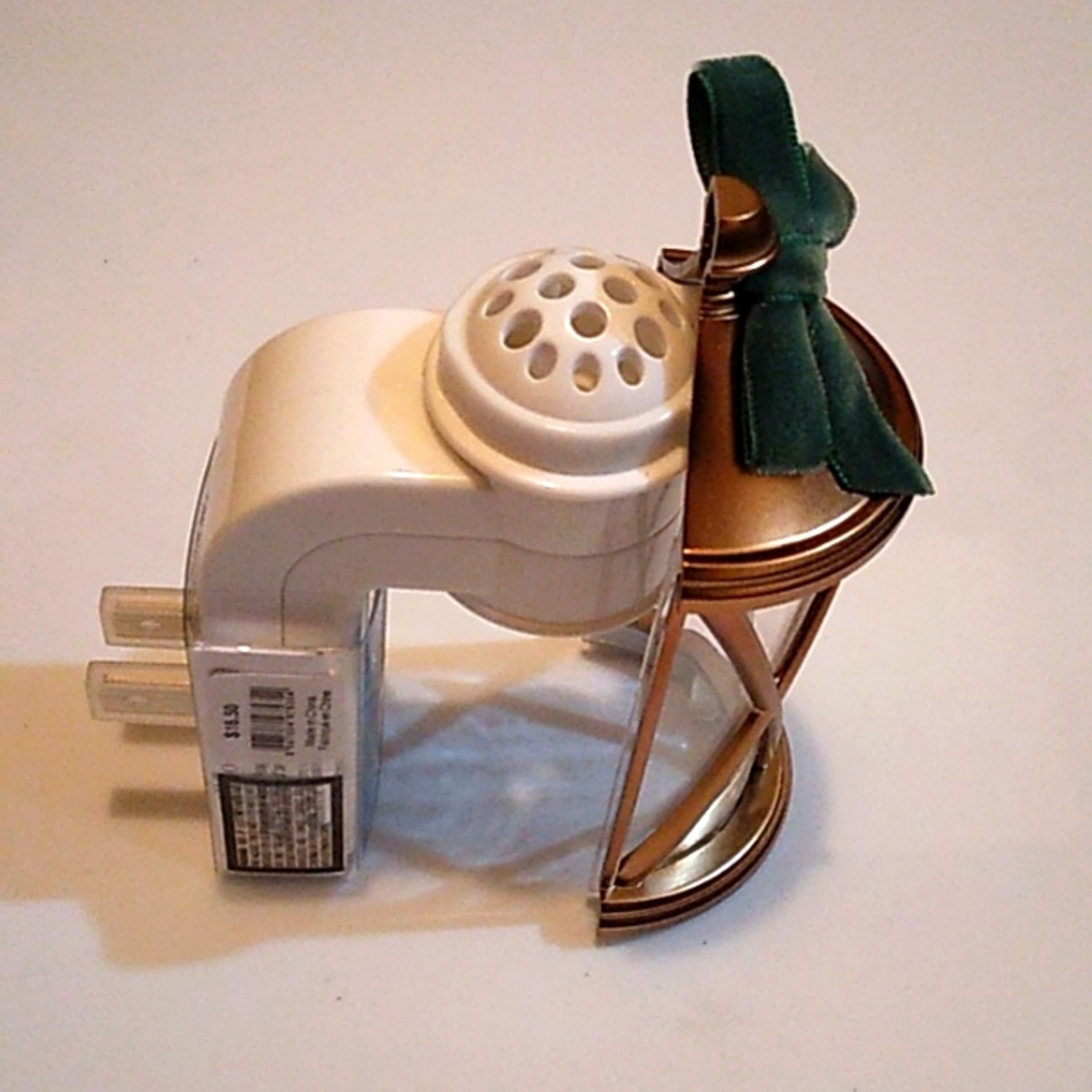 Bath & Body Works Night Light Wallflower Plug In - Picture 2 of 2